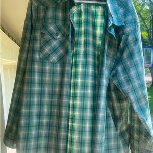 Men’s Wrangler Green Plaid Wrangler size 17 shirt.  Like new!!